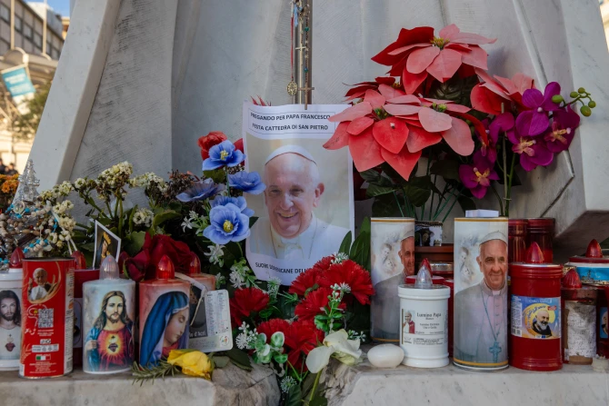 Pope Francis ‘Alert and Well Oriented,’ Participates in Mass at Hospital