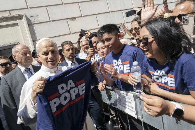 Family gives ‘Da Pope’ Chicago Bears T-shirt to Pope Leo XIV