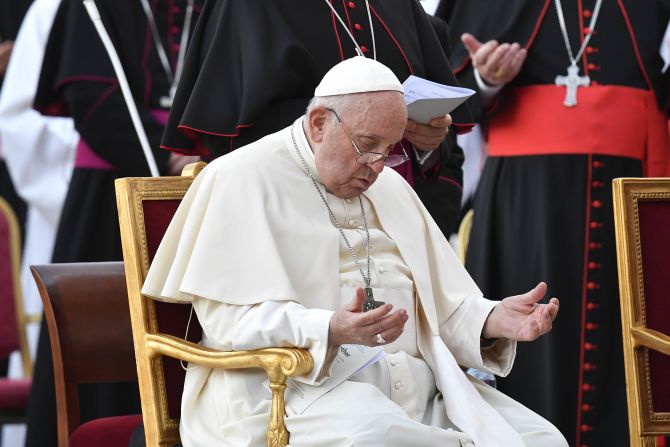 Pope Francis calls silence ‘essential’ at prayer vigil for Synod on Synodality