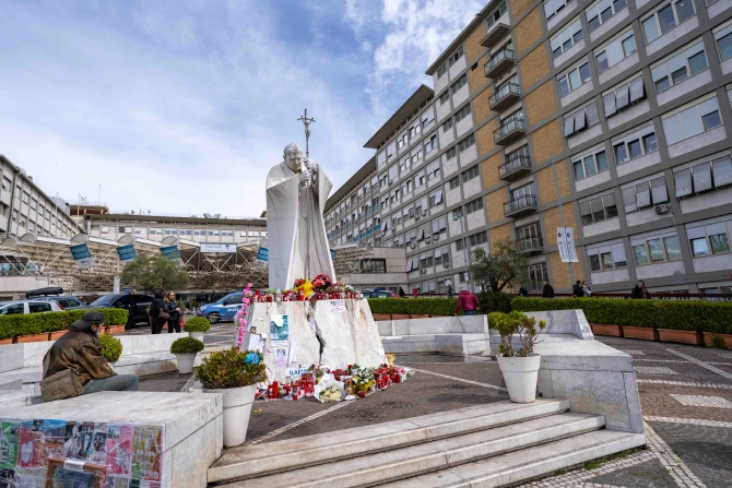 Pope Francis praises God for those who shine ‘light of his infinite love’ in the world