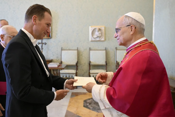 New U.S. ambassador to the Vatican presents credentials to pope