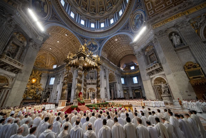 More Than 1,800 Priests Celebrate Holy Thursday Chrism Mass At Vatican