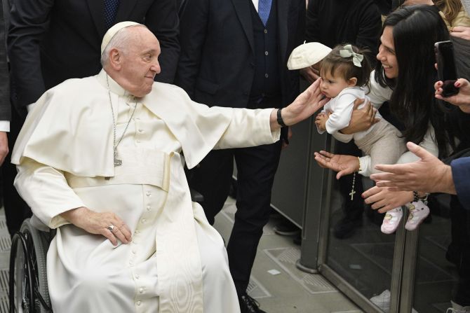 Vatican: Pope Francis at Rome hospital to undergo checkups